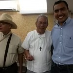 Mariano López con Mons. Arturo Lona y Director de Centro Tepeyac