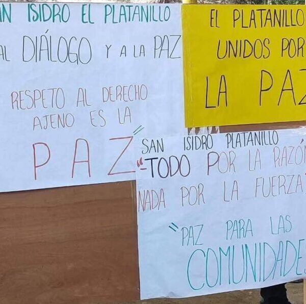 3 carteles de exigencia. 1.-San Isidro el Platanillo , sí al diálogo y a las paz. 2.- El Platanillo, unidos por la paz. 3.- San Isidro Platanillo " Todo por la razón nada por la fuerza" "Paz para las comunidades".