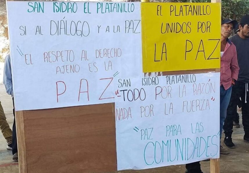 3 carteles de exigencia. 1.-San Isidro el Platanillo , sí al diálogo y a las paz. 2.- El Platanillo, unidos por la paz. 3.- San Isidro Platanillo " Todo por la razón nada por la fuerza" "Paz para las comunidades".