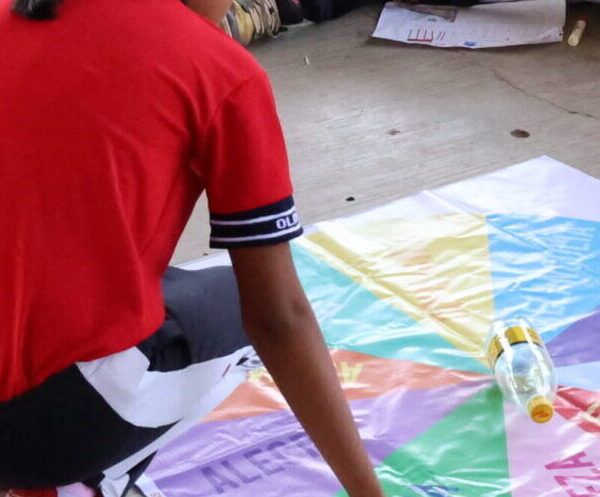 Niñas y niños de primaria juegan "la ruleta de las emociones".