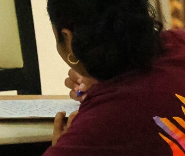 Mujer escribiendo una carta