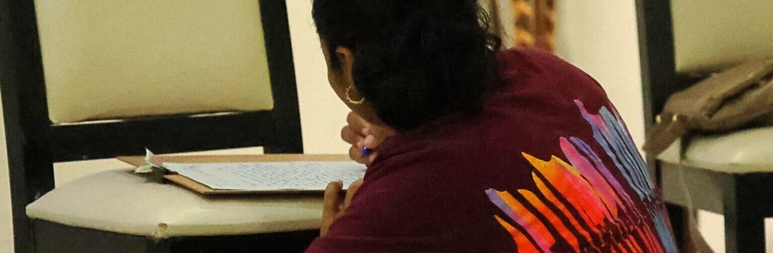 Mujer escribiendo una carta