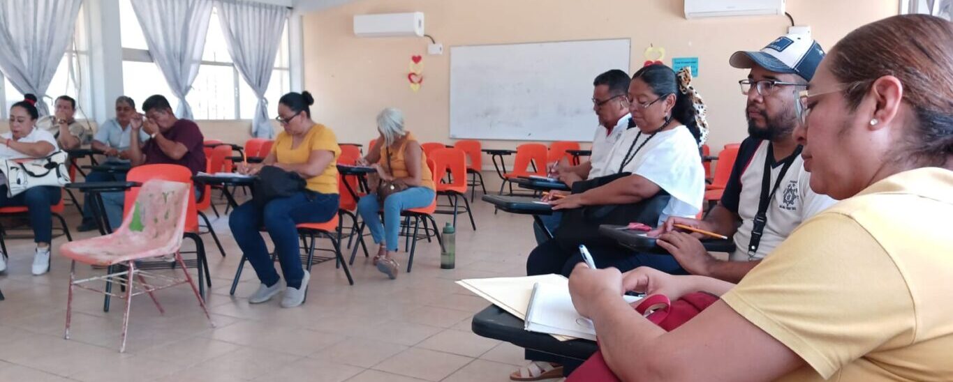 Docentes en un salón de clases, recibiendo un taller.