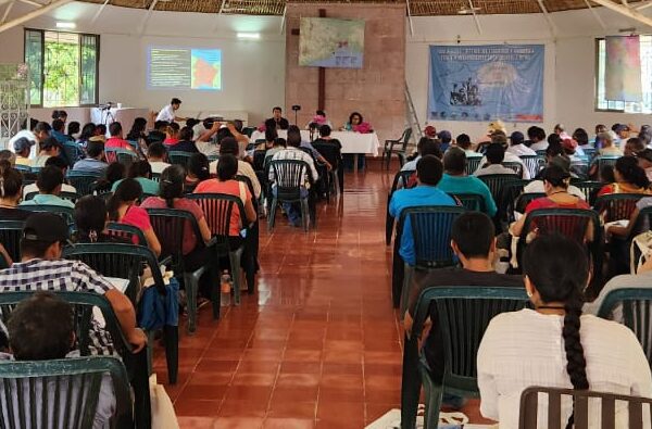 Personas reunidas en asamblea