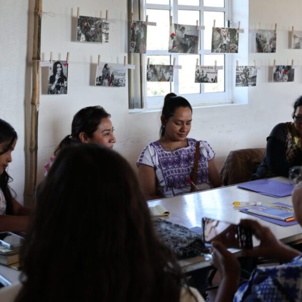 Mujeres reunidas hablando