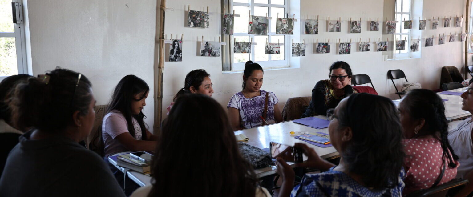 Mujeres reunidas hablando