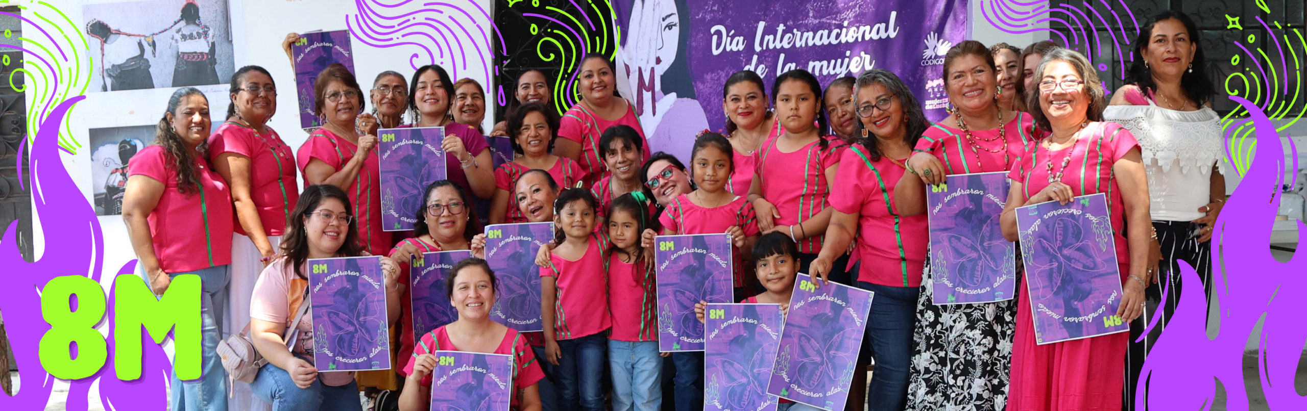 Mujeres y niñas de salina cruz, con carteles de 8m
