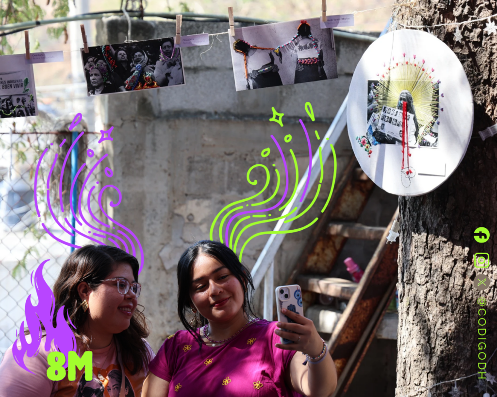 Dos chicas tomándose un selfie con los fotobordados