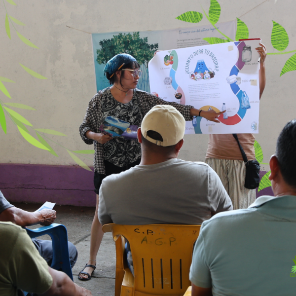 Un grupo de personas aprender cuánto tiempo dura la basura en desintegrarse.