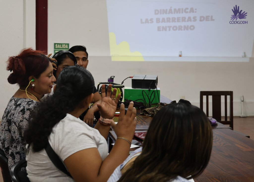 Personas asistentes al taller hablando entre ellas.