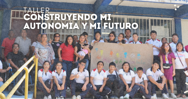 Foto grupal con participantes y facilitadora del taller.