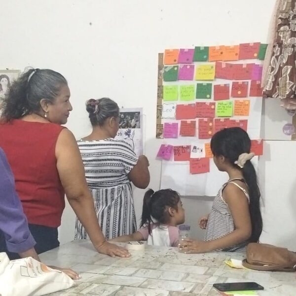 Mujeres reunidas en un salón