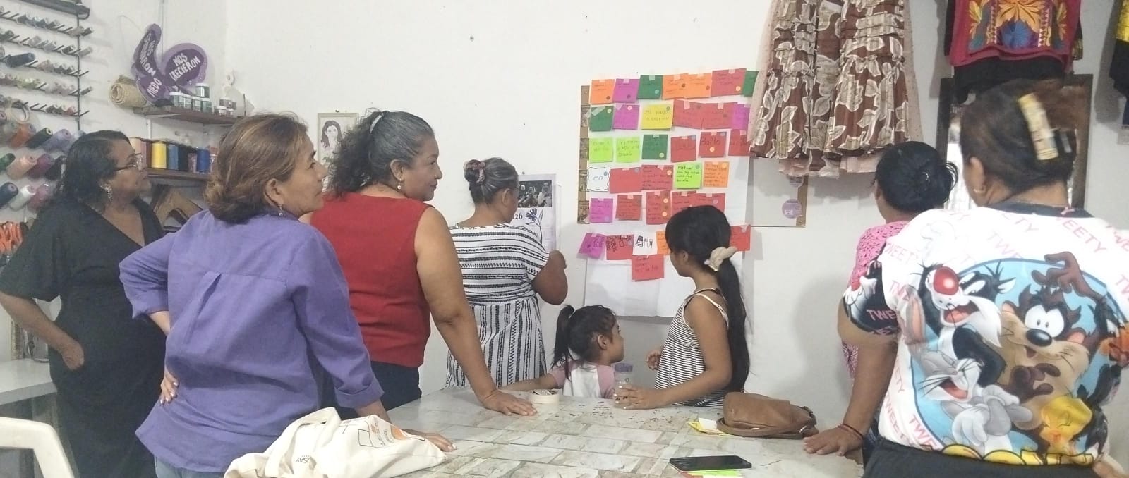 Mujeres reunidas en un salón