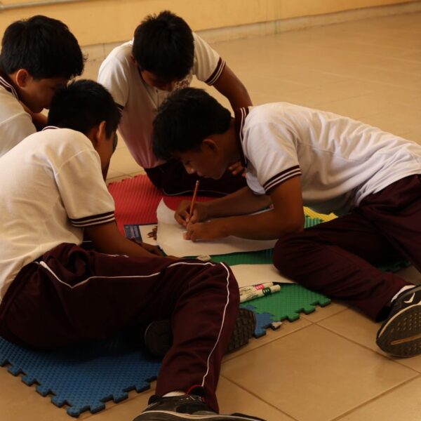 adolescentes de secundaria trabajando en equipo