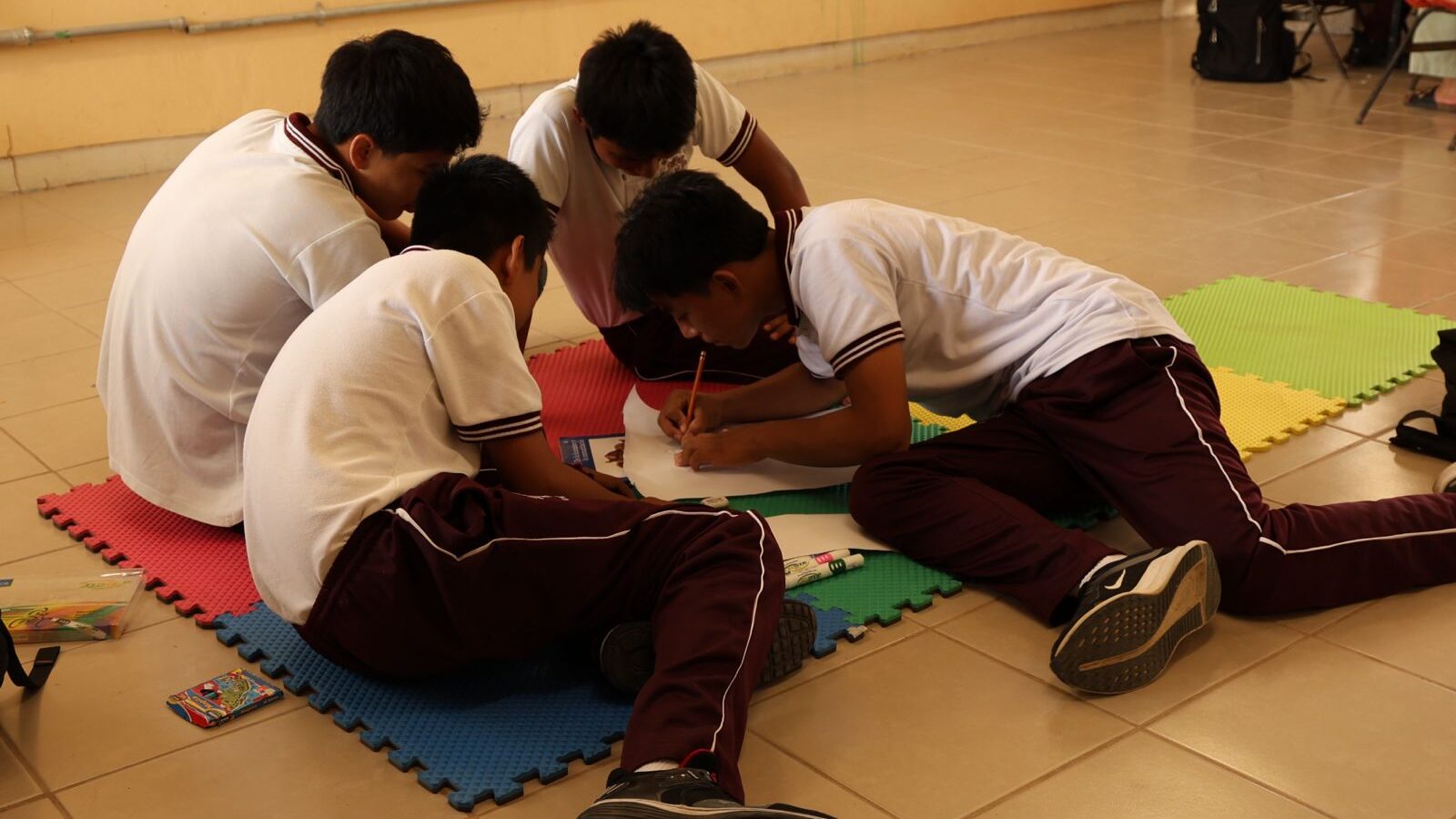 adolescentes de secundaria trabajando en equipo