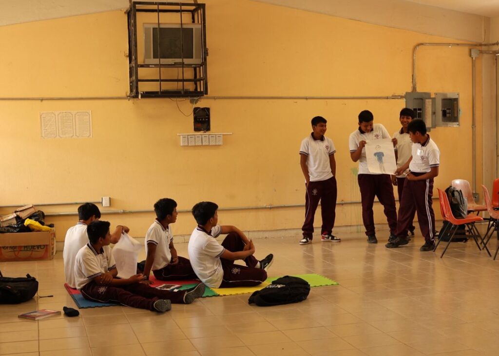 adolescentes exponiendo frente al grupo